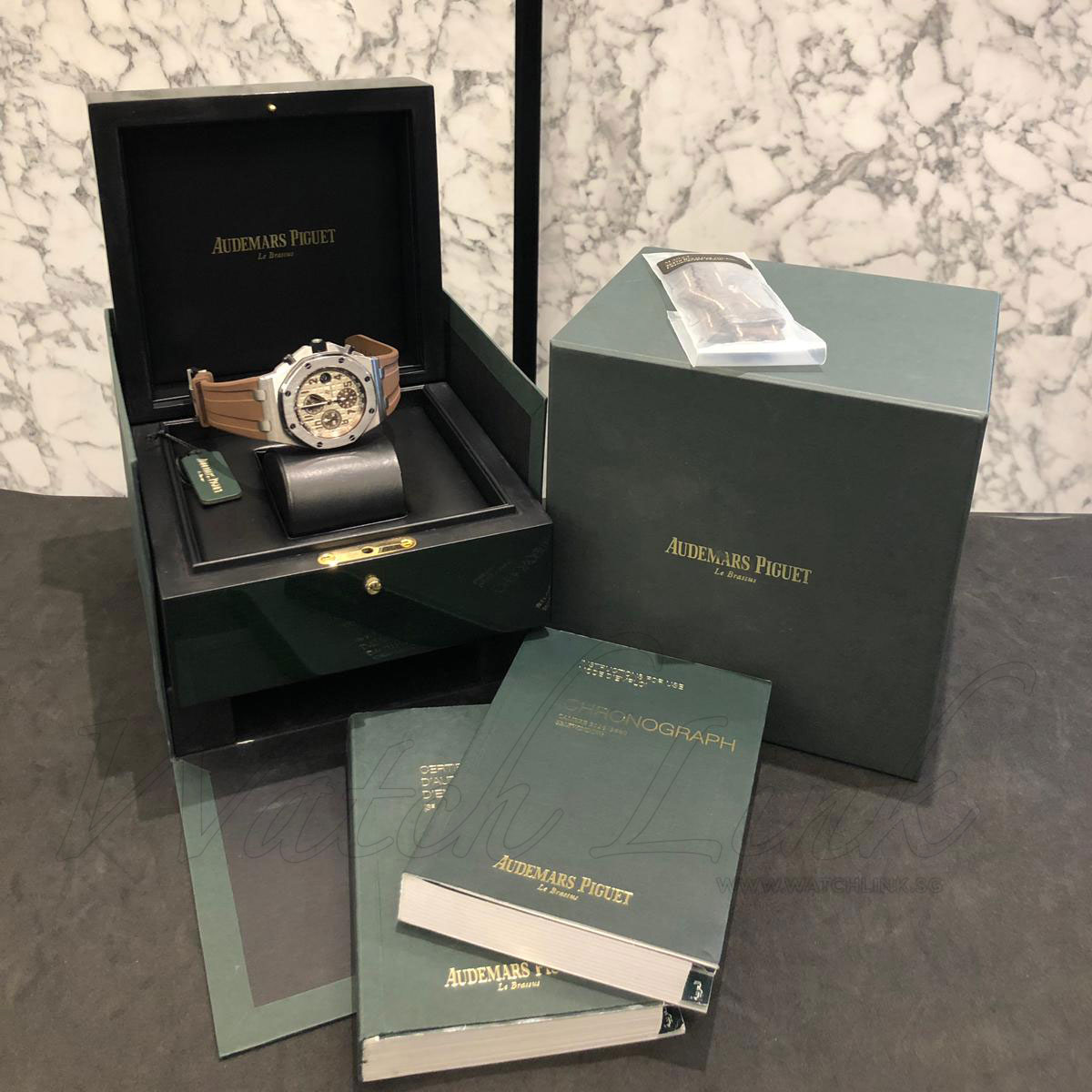 Royal_Oak_Offshore_‘Vintage_Safari’_42Gu0t.jpg