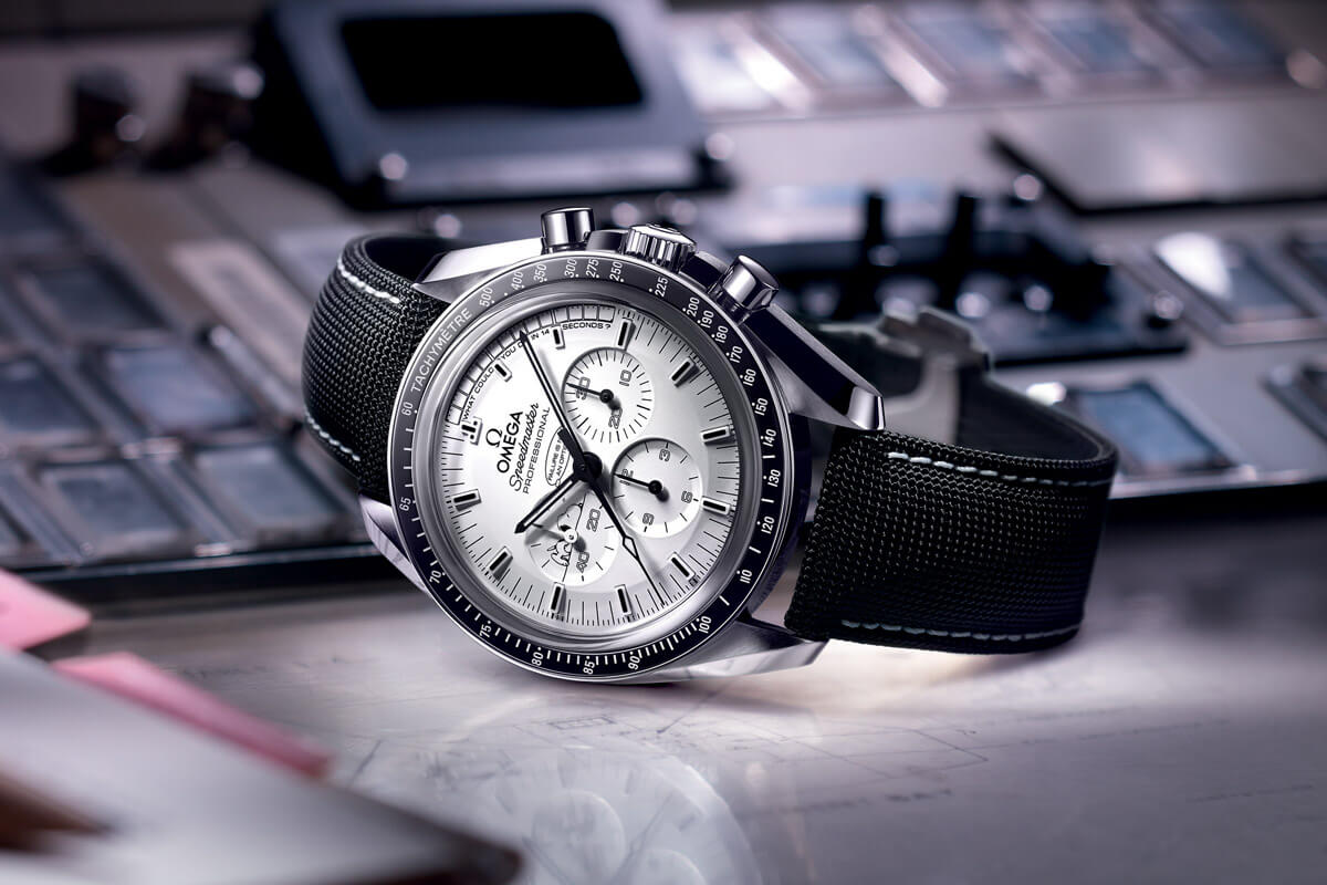 Baselworld 2015 - Omega Speedmaster Moonwatch Apollo 13 Silver Snoopy Award (specs &amp; price) - Monochrome-Watches